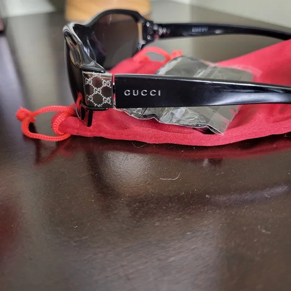 Gucci Sunglasses, Black Frame - Picture 5 of 8